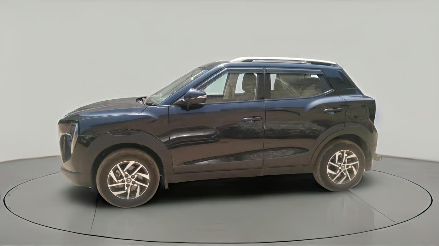 2024 Mahindra XUV 3XO AX5 1.2 L TCMPFi, Petrol, Manual, 17,217 km, exterior