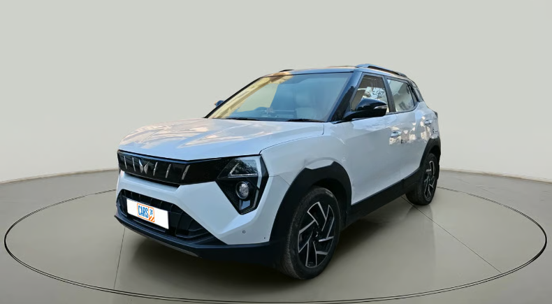 2025 Mahindra XUV 3XO AX5 1.2 L TCMPFi, Petrol, Manual, 3,930 km, exterior