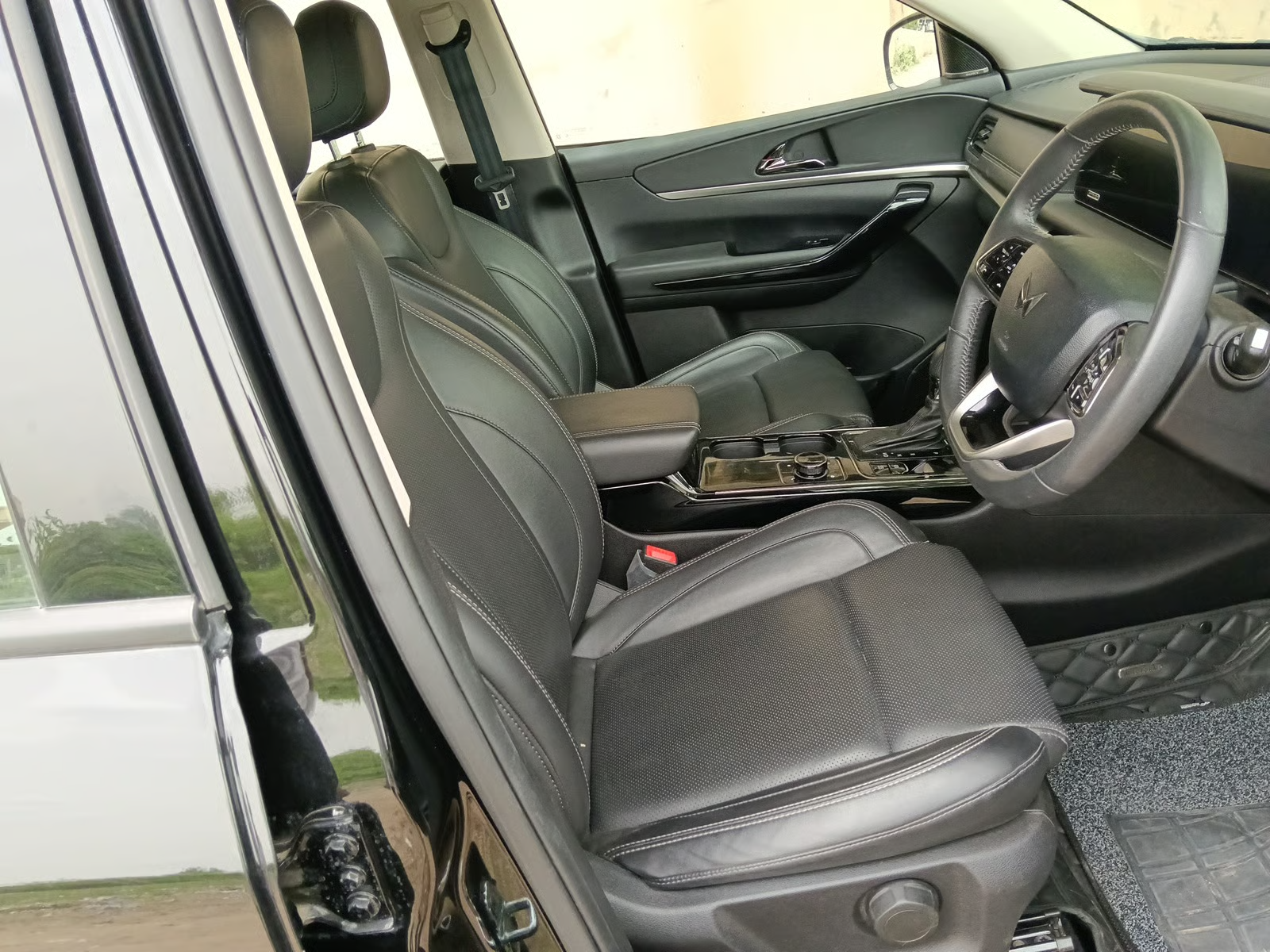 2025 Mahindra XUV700 AX 7 LUXURY D AT 7 STR, Diesel, Automatic, 27,256 km, interior