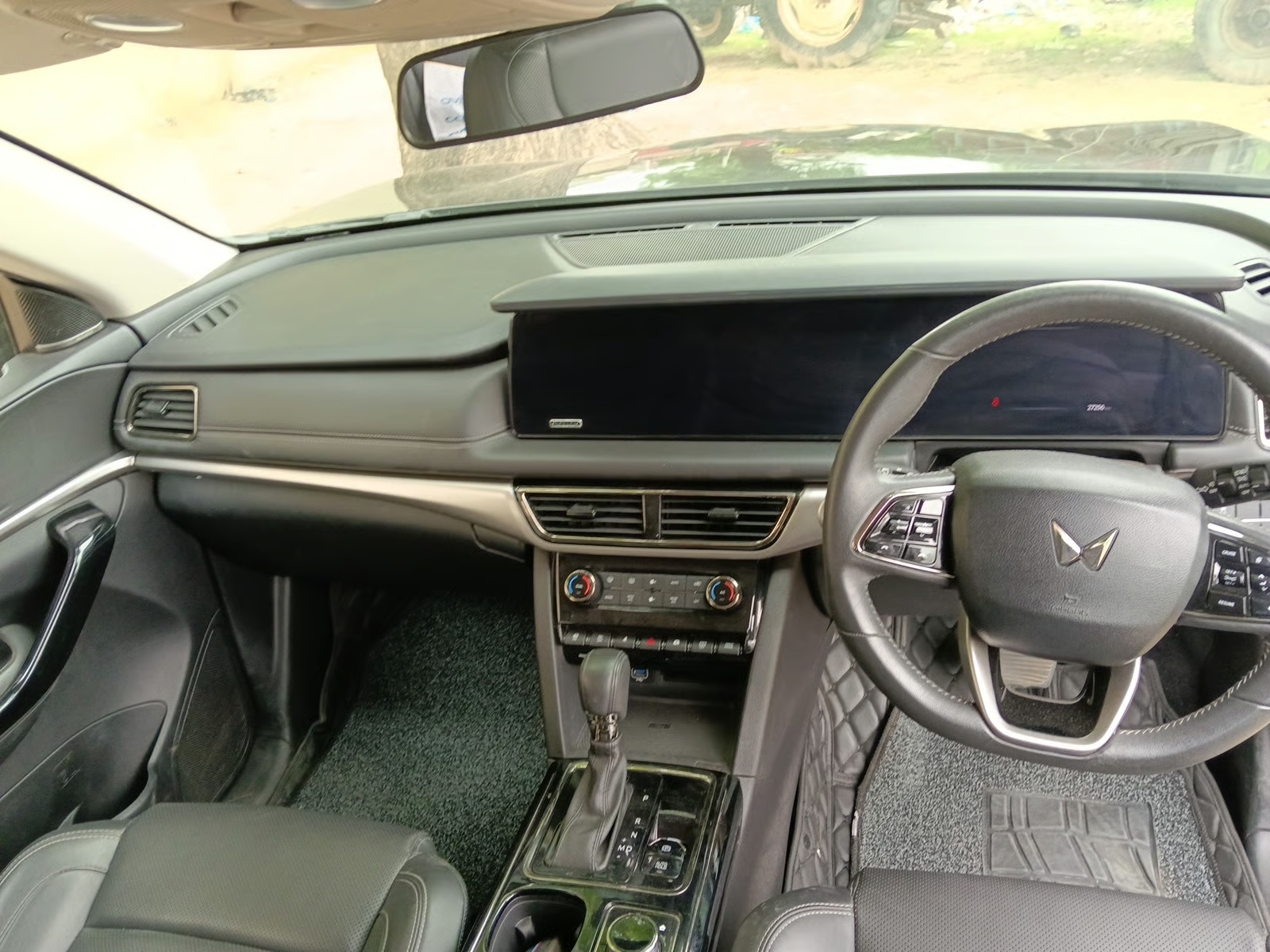 2025 Mahindra XUV700 AX 7 LUXURY D AT 7 STR, Diesel, Automatic, 27,256 km, interior