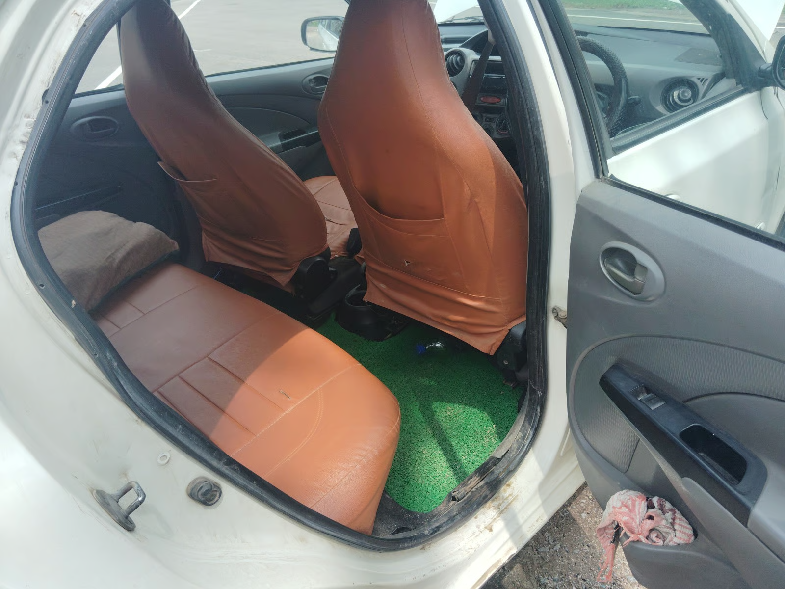 2011 Toyota Etios G, CNG, Manual, 2,05,068 km, interior
